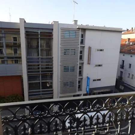 Apartment Evasion: 3-star Coastal Retreat In *